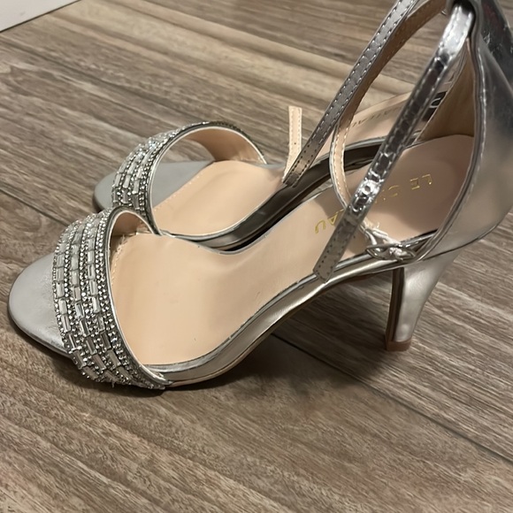 Silver Heels - Picture 2 of 3